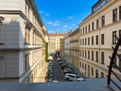 Altbauwohnung mit Balkon beim Servitenviertel mit Gemeinschafts-Innenhofharten/Terrasse – Bild 3