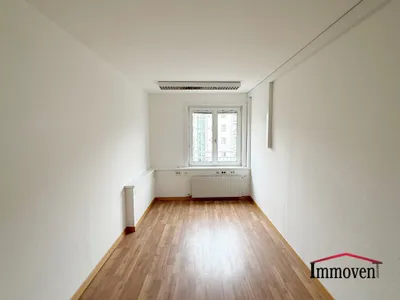 UNBEFRISTET und SANIERT: Großzügige Wohnung mit hervorragender Infrastruktur! Nur für eine Wohngemeinschaft geeignet! – Bild 3