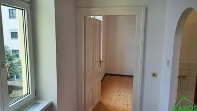 KLASSISCHE ZWEI-ZIMMER-ALTBAUWOHNUNG mit Miniküche und Grünblick! – Bild 3