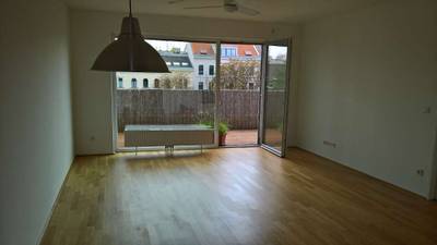 Privat, sehr helle, neuwertige 2 Zimmerwhg. mit großem Balkon im 6. Stock – Bild 2
