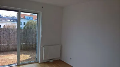 Privat, sehr helle, neuwertige 2 Zimmerwhg. mit großem Balkon im 6. Stock – Bild 3