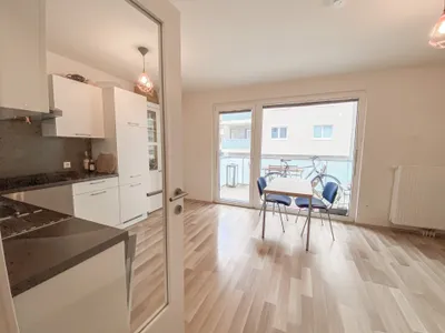 Helle 2-Zimmer-Wohnung mit Balkon - ideal für Singles oder Pärchen – Bild 3