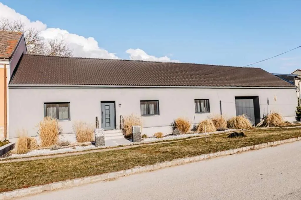 Verträumtes Bauernhaus neu adaptiert (2013) mit Toreinfahrt, Pool, Stadel und Schuppen - Ansicht 2