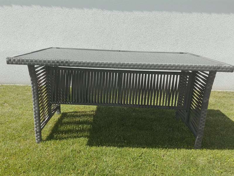 VERKAUFE RATTANGARTENTISCH!