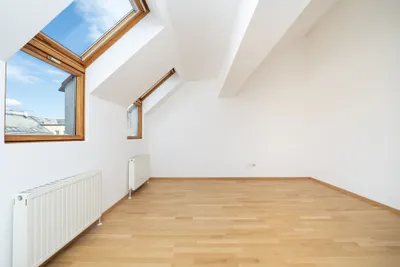 Dachgeschosswohnung zum Wohlfühlen - mit Terrasse, Klimaanlage & Tischlerküche – Bild 3