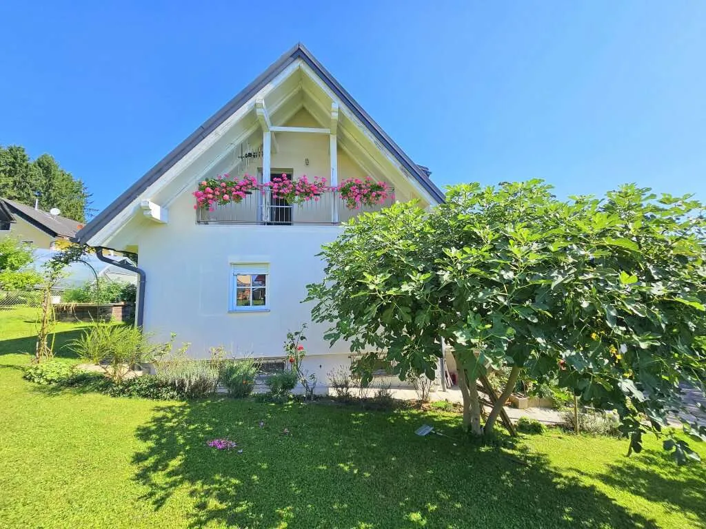 Besichtigen Sie Ihr neues Zuhause! Sonnendurchflutetes Einfamilienhaus mit schönem Grund in Fernitz-Mellach! - Widok 2