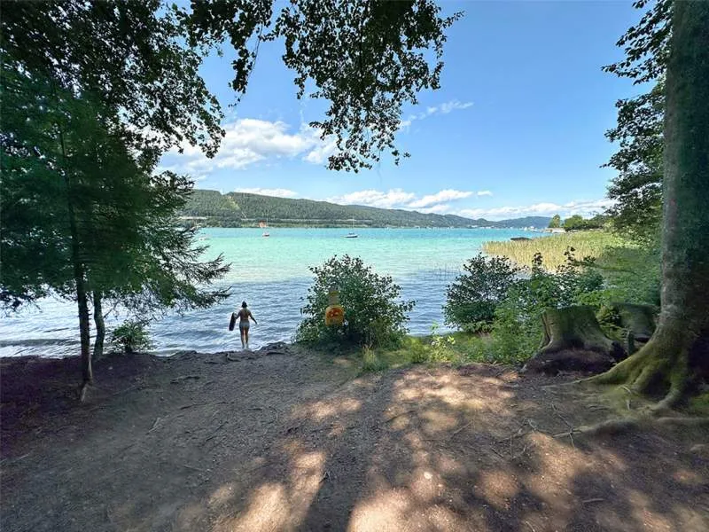 Architekten Seeblick-Gartenwohnung mit Pool in Velden am Wörthersee – pohled 3