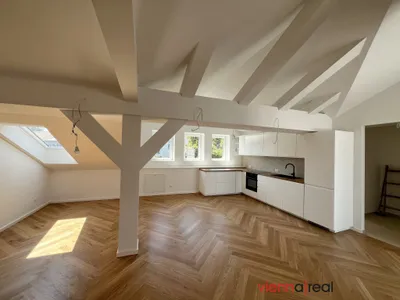 Generalsanierte, klimatisierte und lichtdurchflutete Dachgeschosswohnung mit gemütlicher Terrasse - vom Wohnzimmer begehbar