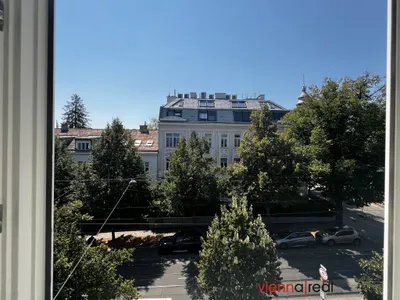 Generalsanierte, klimatisierte und lichtdurchflutete Dachgeschosswohnung mit gemütlicher Terrasse - vom Wohnzimmer begehbar – Bild 2