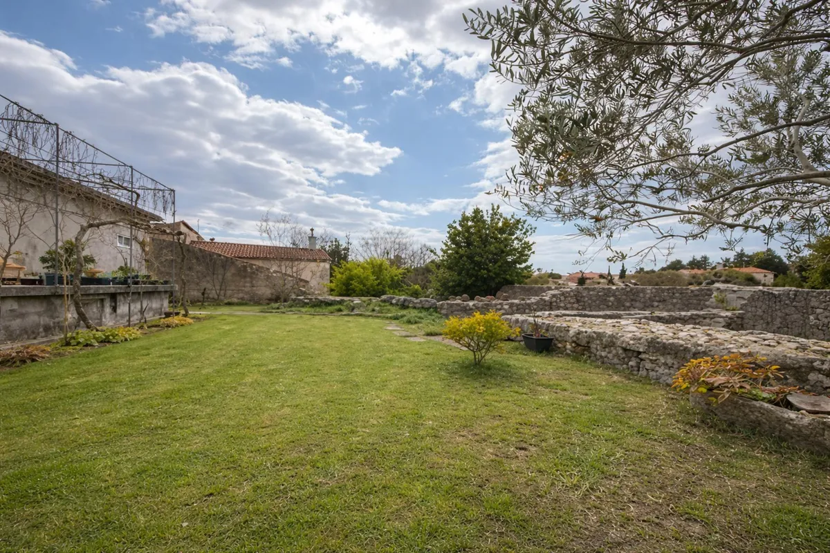 Krk, eine einzigartige Gelegenheit - ein denkmalgeschütztes Haus mit privatem Garten und immensem Geschäftspotenzial - Ansicht 3