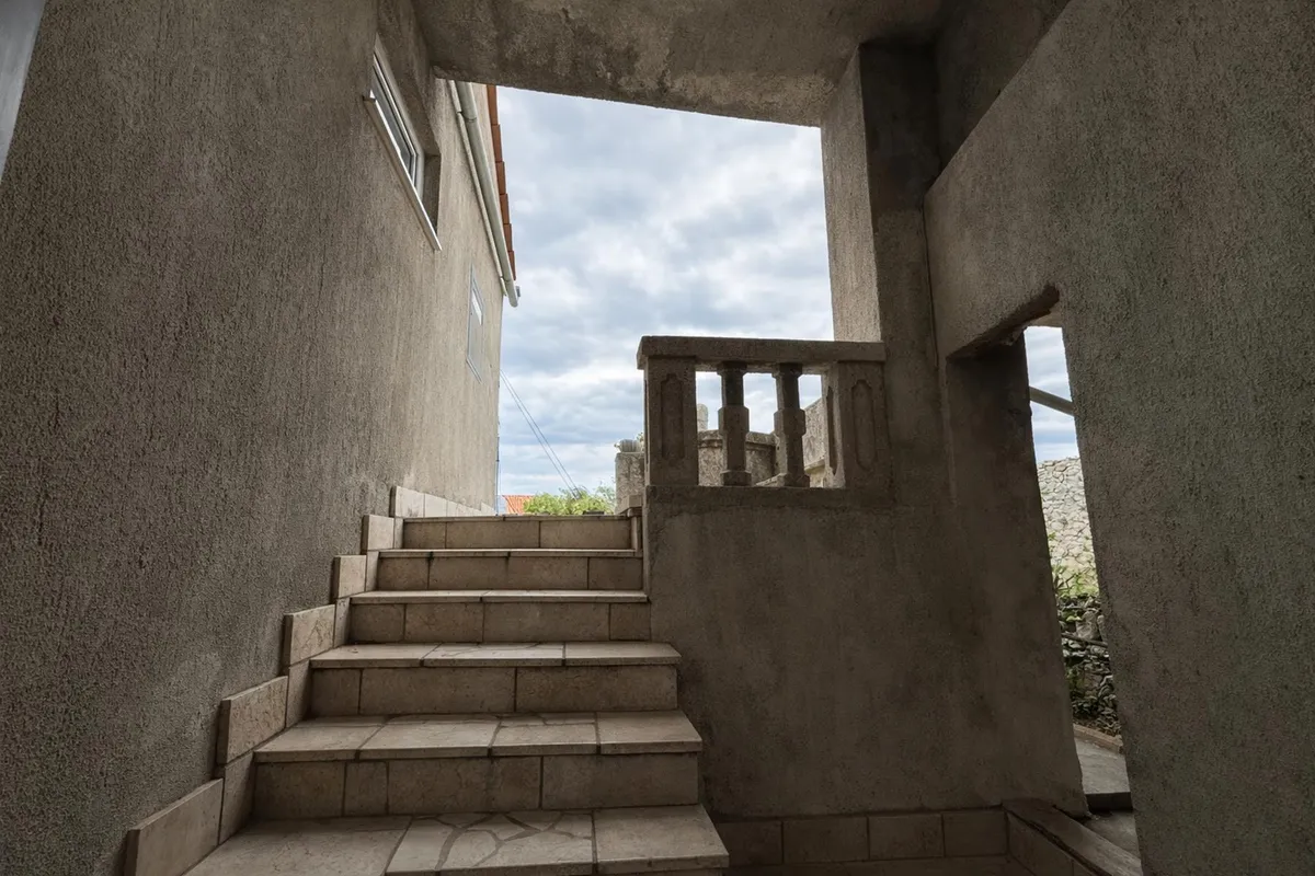 Krk, eine einzigartige Gelegenheit - ein denkmalgeschütztes Haus mit privatem Garten und immensem Geschäftspotenzial - Ansicht 2