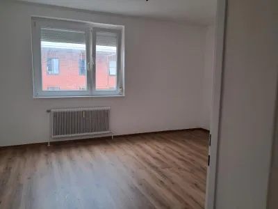 Dr.Schauerstr.6a, DG: WG geeignete, zentral gelegene, renovierte 3-Zimmerwohnung mit großem Balkon, separater, unmöblierter Küche, ca.100m2 WNFL, 4.Li, photo 3