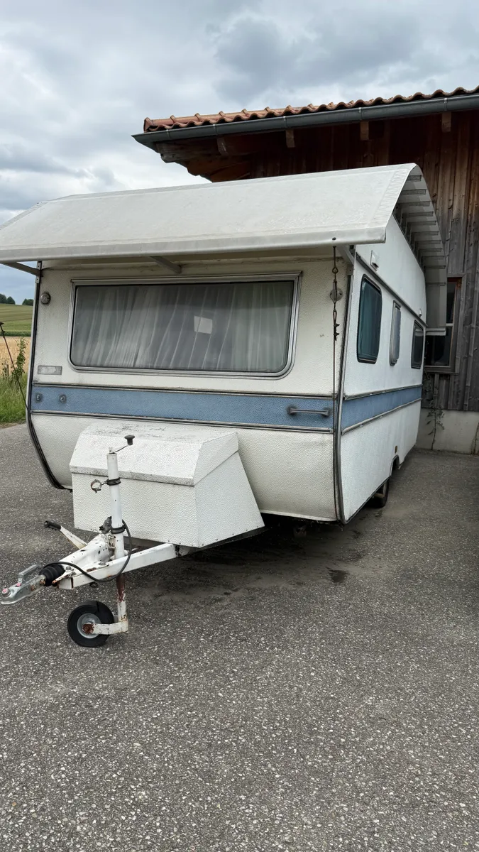 Wilk Wohnwagen mit Vorzelt