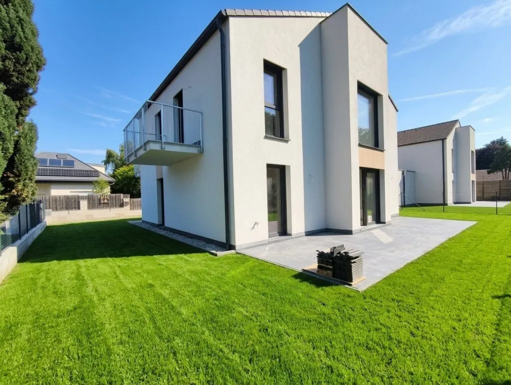 Exklusives 5-Zimmer-Einfamilienhaus mit Garage - Schlüsselfertig - Großzügige Wohnflächen trifft auf idyllischen Eigengarten - Wohnkomfort auf höchstem Niveau - Widok 2