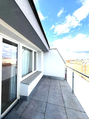 3-Zimmer-Dachgeschosswohnung, klimatisiert & WG-geeignet, Bahnhof und U-Bahn Nähe – Bild 3