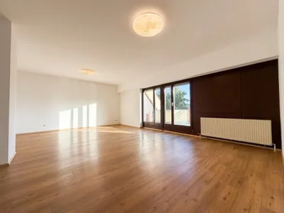 Großzügige 3 Zimmer DG-Wohnung mit 30 m² Terrasse, Lagerraum & Tiefgarage – Bild 3