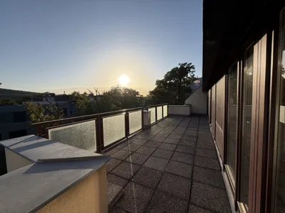 Großzügige 3 Zimmer DG-Wohnung mit 30 m² Terrasse, Lagerraum & Tiefgarage