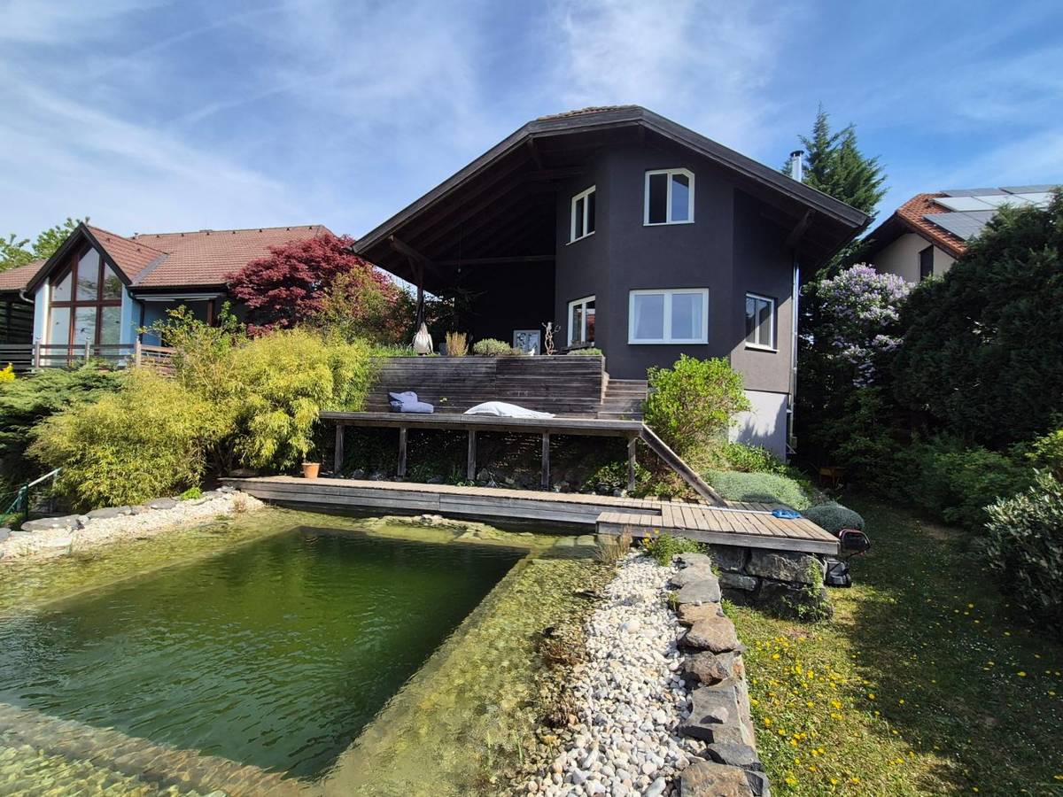 GROSSZÜGIGES EINFAMILIENHAUS MIT SCHWIMMTEICH DIREKT AN DER GRÜNLANDGRENZE - Ansicht 2