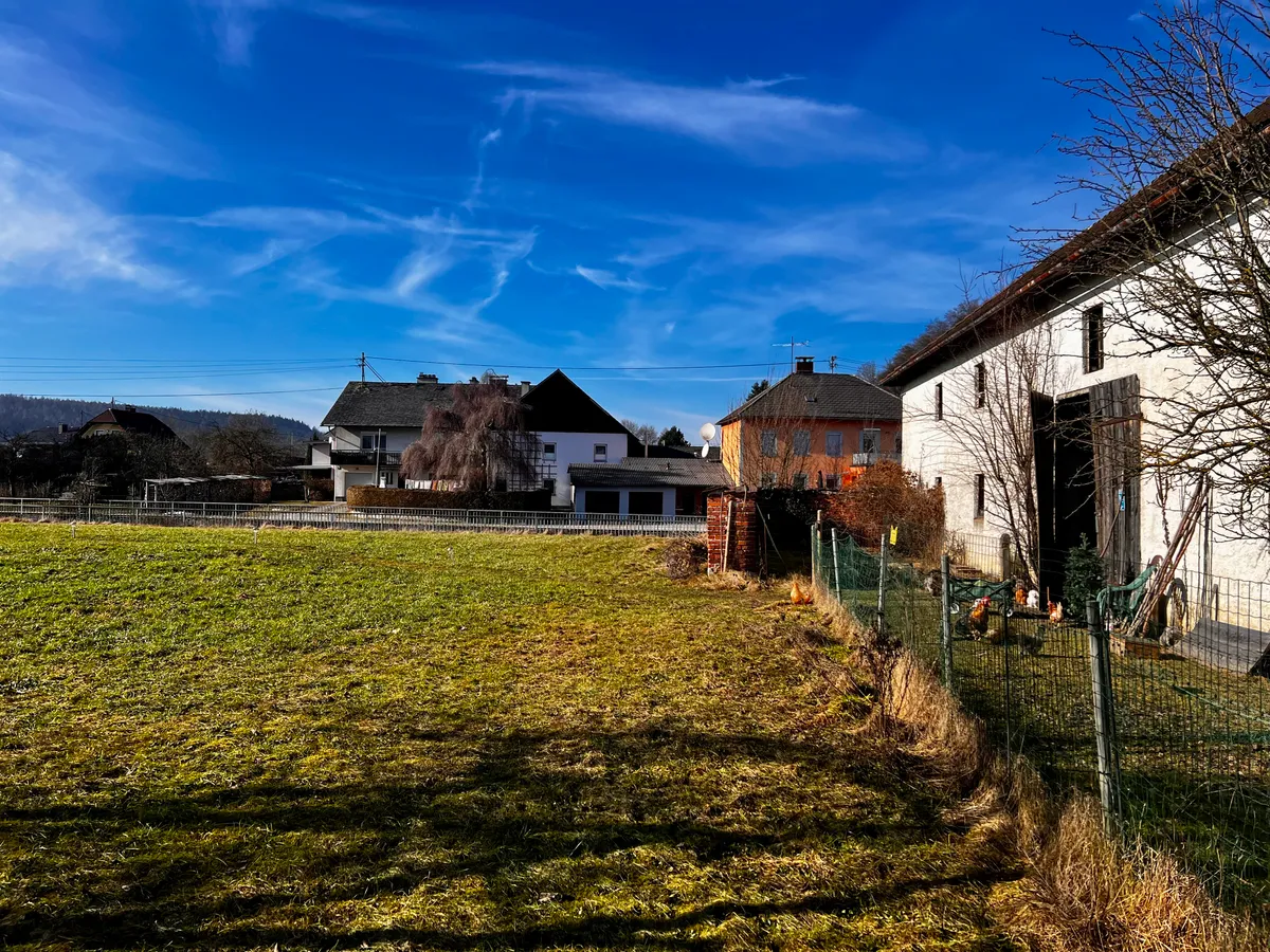Großes Baugrundstück samt altem Hof in Attnang – pohled 3