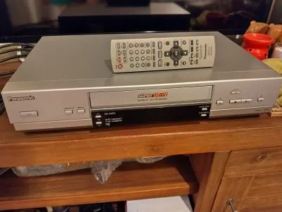 Panasonic VHS-Videorekorder NV-HV51EP zu verkaufen
