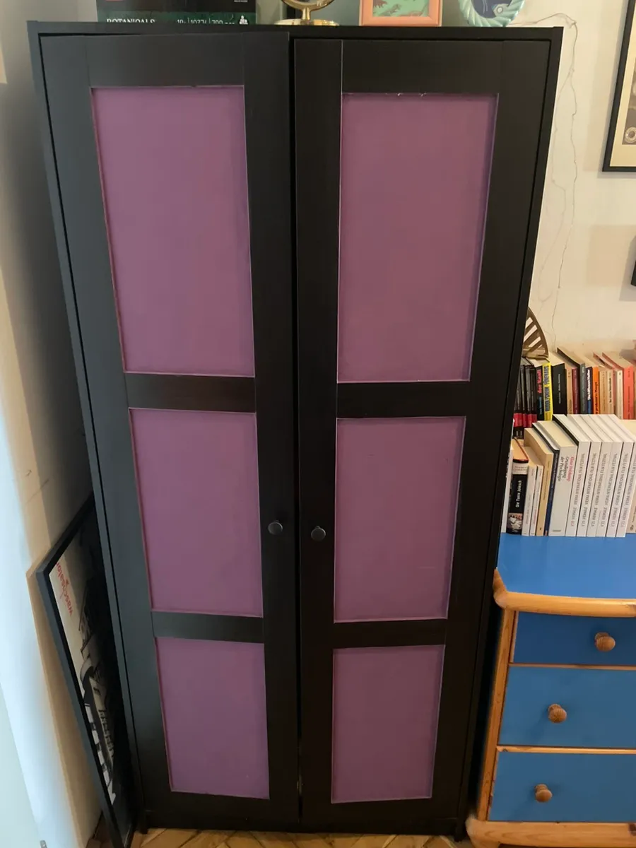 Schwarzer Ikea Schrank / Kasten mit lila Türen, € 40,- (1150 Wien)