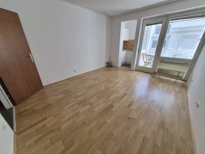 GARCONNIERE MIT LOGGIA IN TOPLAGE NÄHE KARLSPLATZ! HOFSEITIGE RUHELAGE! 3. LIFTSTOCK!