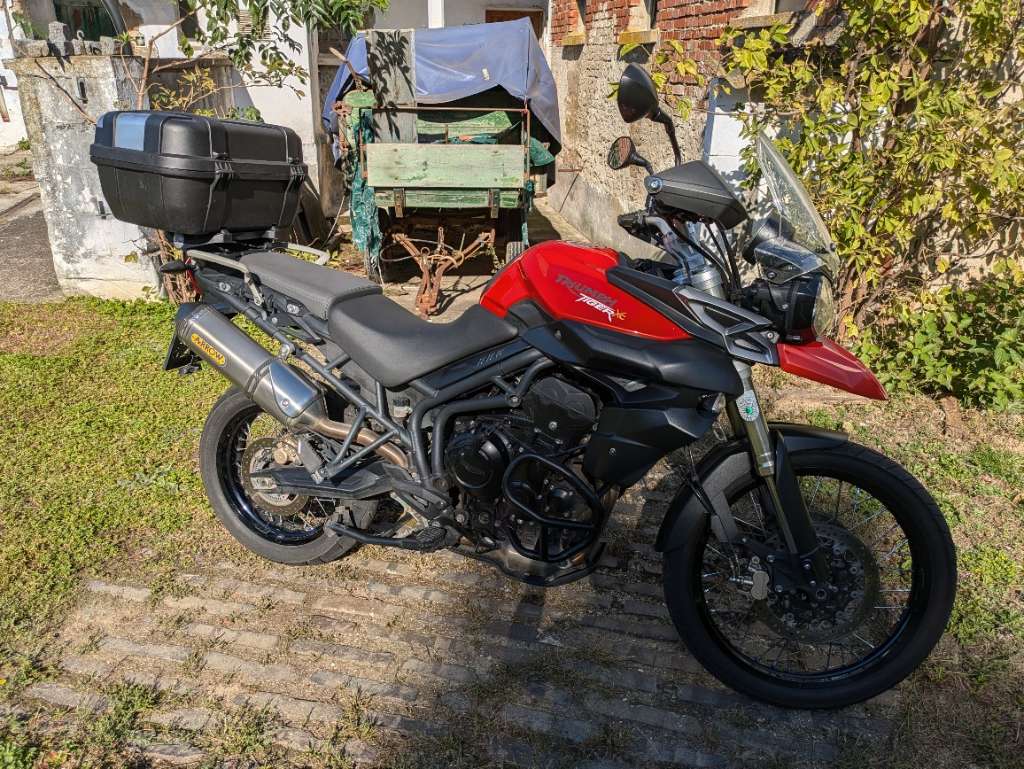 Triumph Tiger 800 XC + Givi Topcase Enduro