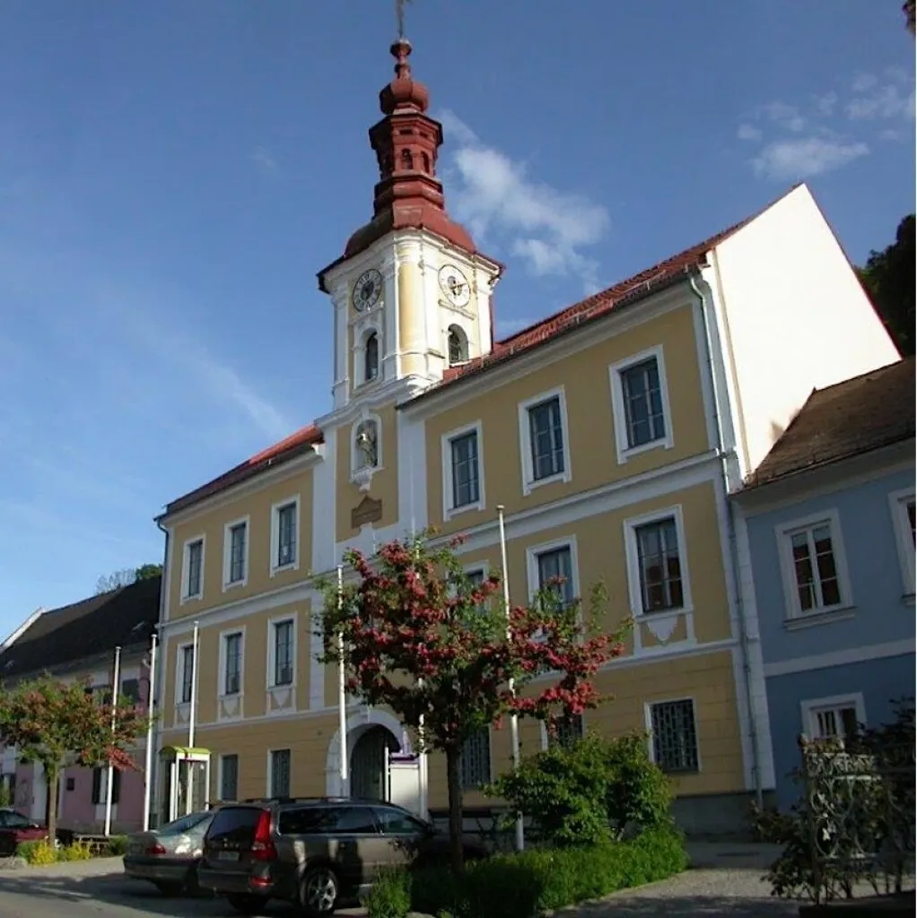 WILDON - Generalsaniertes Altes Rathaus mit 13 TOPs, Lift, Praxis, Garten & Garagen - Ansicht 2