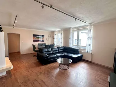 Exklusive 2-Zimmer-Wohnung mit Charme: Möbliert, lichtdurchflutet, mit Kamin