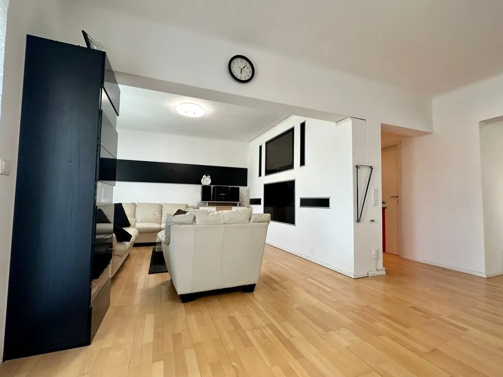 KLAGENFURT! ZENTRALE STADTWOHNUNG NEBEN ÖGK MIT ATEMBERAUBENDEM BLICK ÜBER KLAGENFURT - NUR 7 GEHMINUTEN ZUM HAUPTBAHNHOF, MIT DIREKTER KORALMBAHN-VERBINDUNG NACH GRAZ IN CA. 42 MINUTEN! - Ansicht 3
