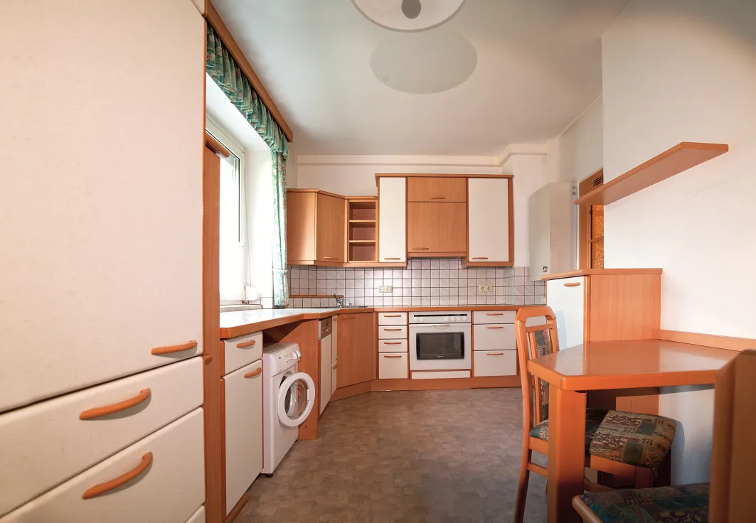 Gepflegte 4-Zimmer-Wohnung mit Loggia, Parkplatz und großzügigem Keller - Ansicht 3