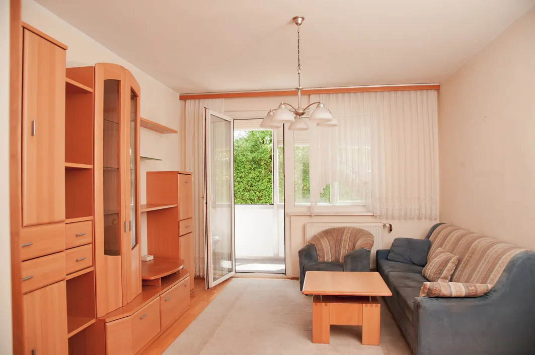 Gepflegte 4-Zimmer-Wohnung mit Loggia, Parkplatz und großzügigem Keller - Ansicht 2