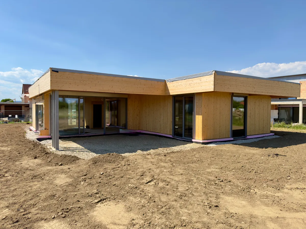 Moderner Design-Bungalow in nachhaltiger Massivholzbauweise - Exklusives Wohnen auf einer Ebene mit 203 m² Nutzfläche - Widok 2