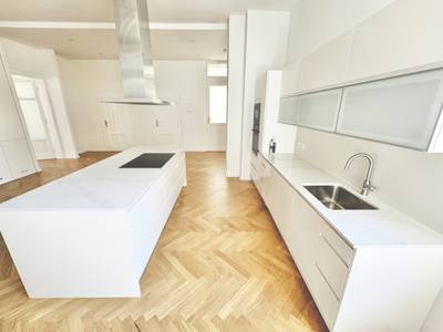 ERSTBEZUG NACH SANIERUNG | TOPLAGE | TRAUMHAFTE ALTBAUWOHNUNG MIT BALKON | HELLE 4 ZIMMER | U-BAHN-NÄHE – Bild 8