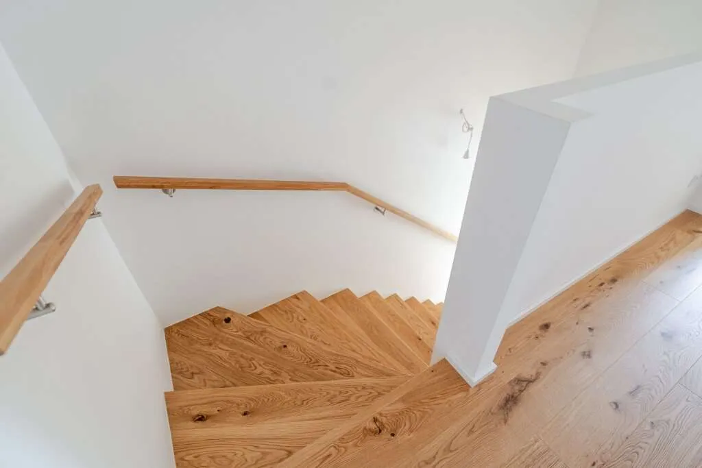 LETZTE CHANCE: Hochwertiges Wohnen auf zwei Ebenen, Garten, Carport & Terrasse - Ansicht 3