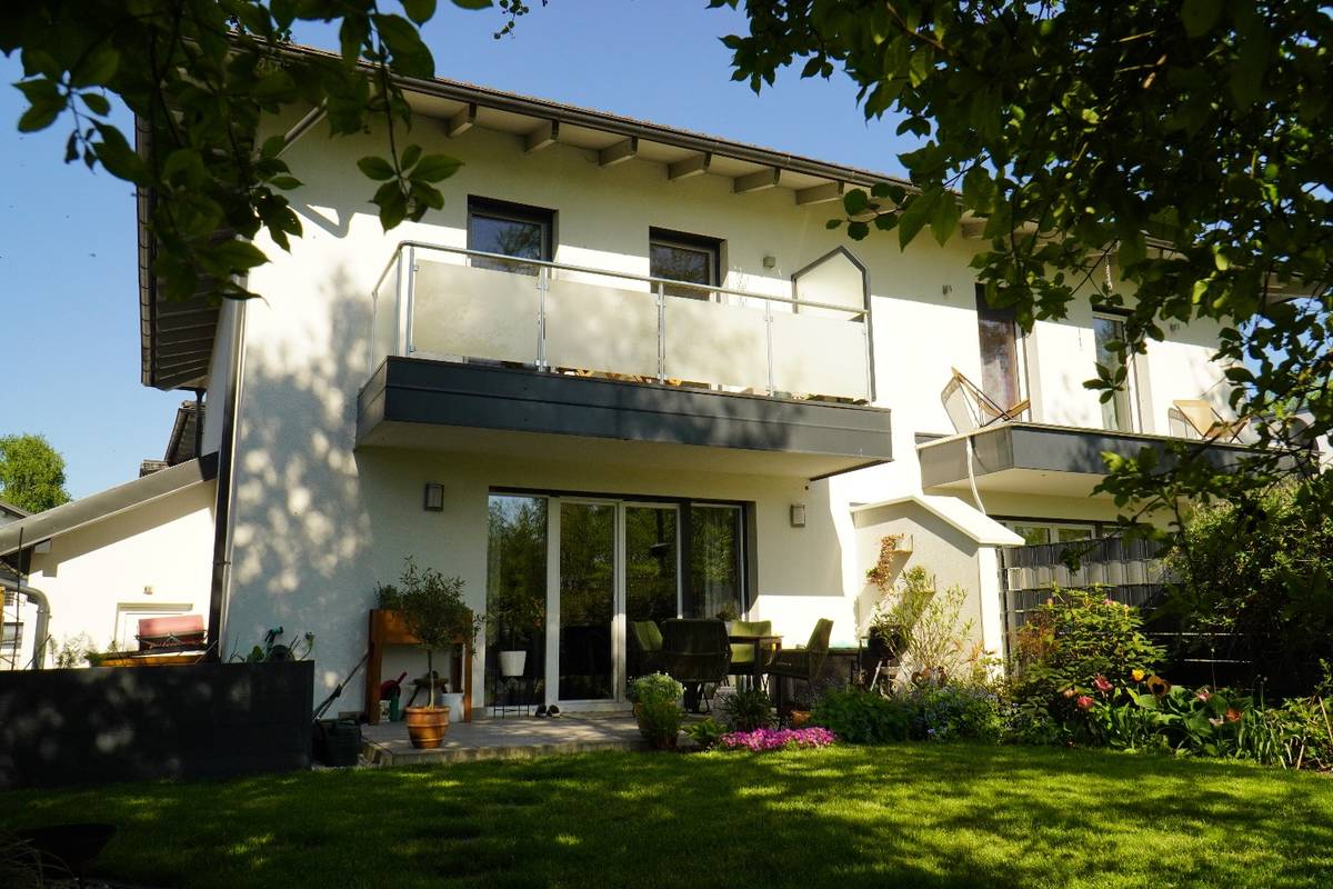 Mattighofen - Idylle am Kühbach: Doppelhaushälfte in ruhiger Lage mit Sauna und kleiner Garten-Oase, Mattighofen