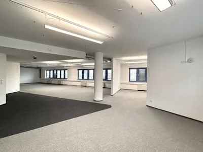 Gewerbeimmobilie mieten in Wien – 2 446 m², € 30.088