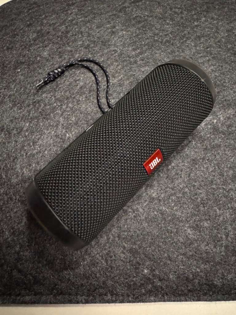 JBL Flip outlets 4 Bluetooth Speaker