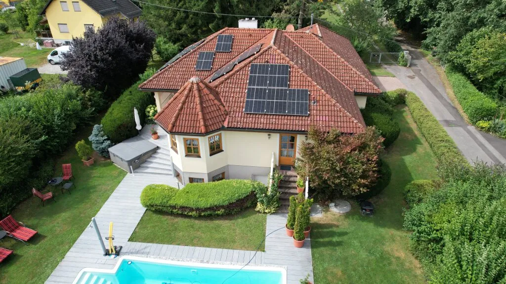 Wohnen in Walding: Bungalow mit Pool, PV Anlage und Wärmepumpe auf großzügigem Grundstück - Ansicht 3