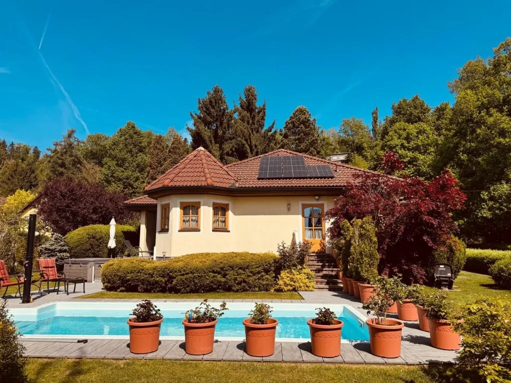 Wohnen in Walding: Bungalow mit Pool, PV Anlage und Wärmepumpe auf großzügigem Grundstück - Ansicht 2