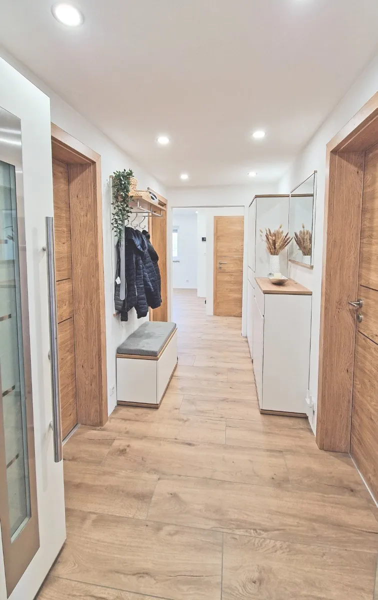 Neu renoviert, zwei Ebenen und eine klare Struktur. PROVISIONSFREI Große Doppelhaushälfte in Braunau - Widok 2