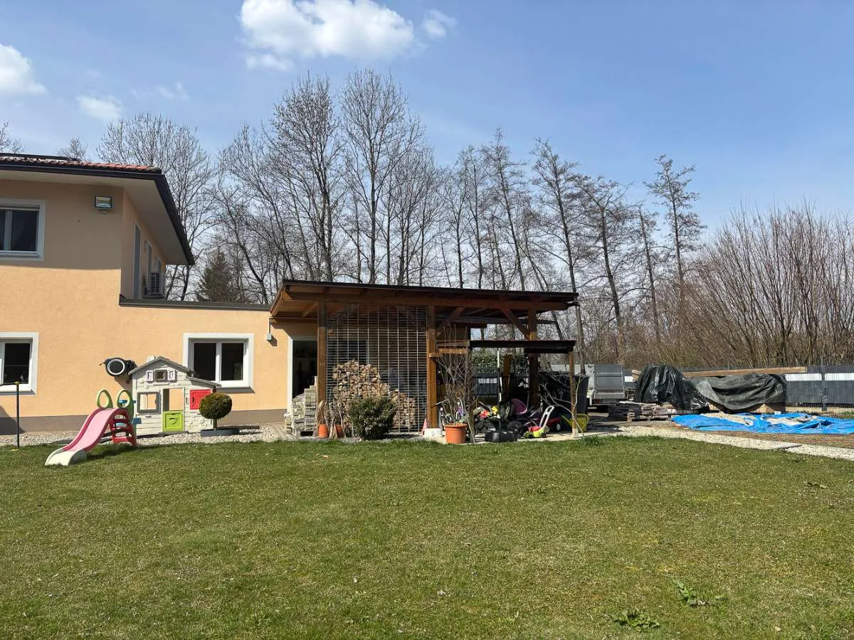 Elegantes Landhaus im Toskanastil - großes Naturgrundstück - Ansicht 2