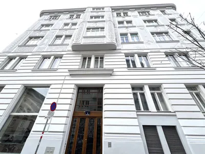 UNBEFRISTET und in Renovierung: Großzügige, stilvolle Altbauwohnung in Top Lage