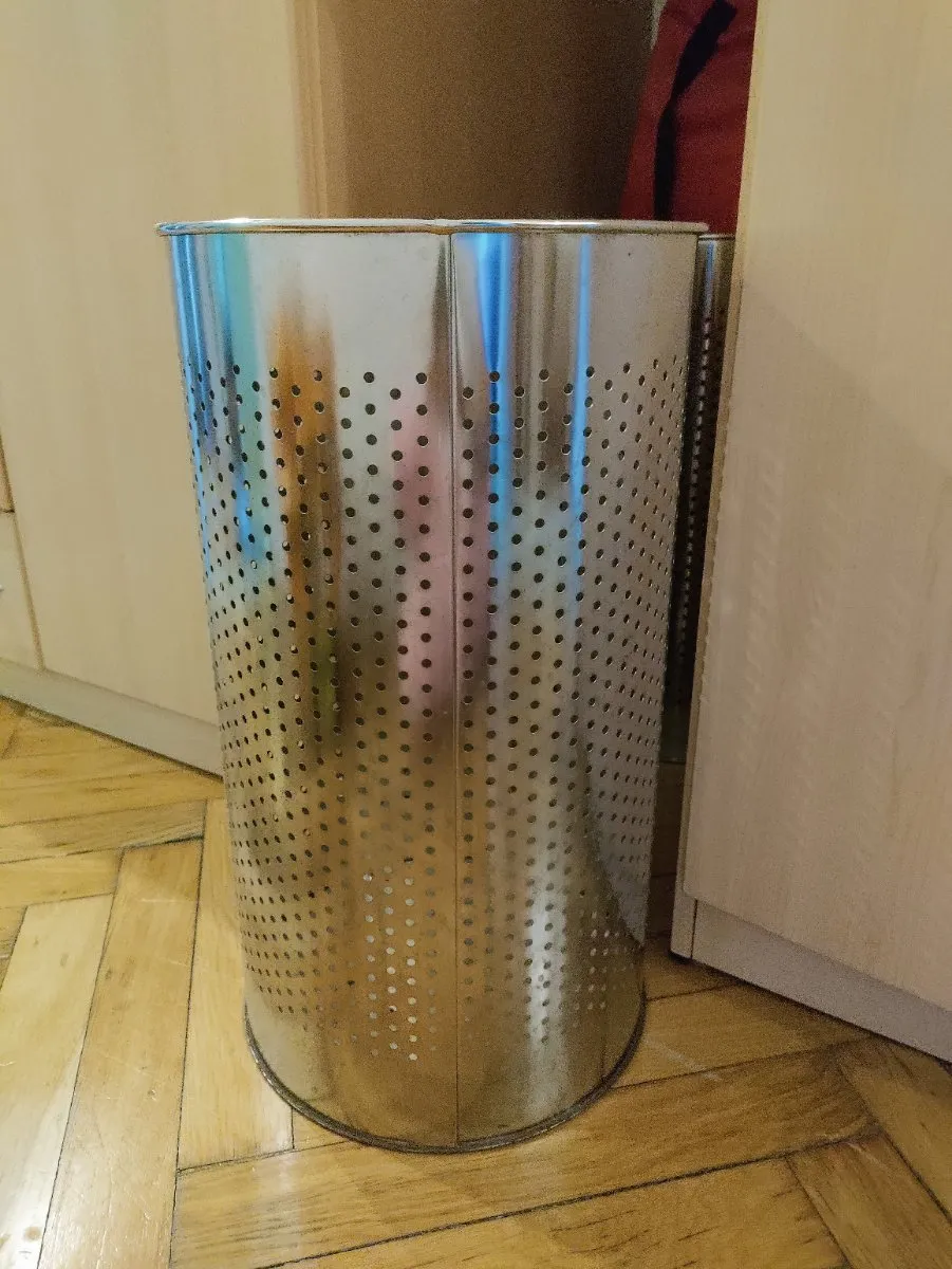 2 Stück Wäschekorb / Wäschesammler aus Edelstahl (Höhe: 55 cm), € 5,- (1160 Wien)
