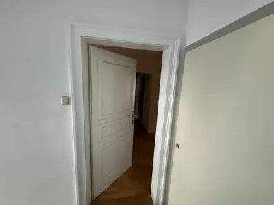 Helle 3 Zimmer Wohnung mit Balkon in ruhiger Lage, Nähe Schloss Neugebäude – Bild 3