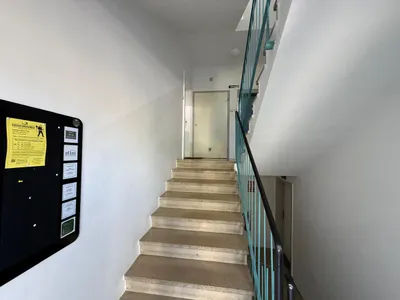 Helle 3 Zimmer Wohnung mit Balkon in ruhiger Lage, Nähe Schloss Neugebäude – Bild 2