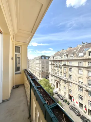 FRISCH SANIERT: DIREKT AM ESTEPLATZ: Stilvolle Altbauwohnung mit 4 Zimmern & Balkon in Toplage