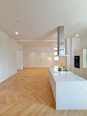 FRISCH SANIERT: DIREKT AM ESTEPLATZ: Stilvolle Altbauwohnung mit 4 Zimmern & Balkon in Toplage – Bild 2
