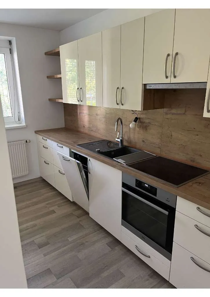 Ruhige Oase in St. Peter: Modernisierte 55m2 Wohnung mit Balkon, Grünblick & Tiefgarage