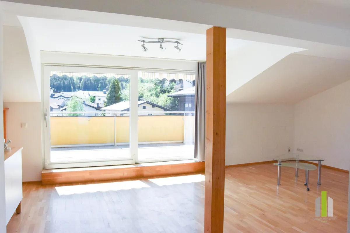 Sonnige 4 Zi-Dachgeschosswohnung mit Terrasse und Balkon! – pohled 3